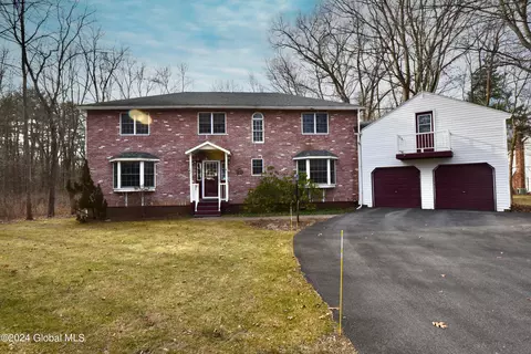 953 Douglas Ct, Niskayuna, NY 12309