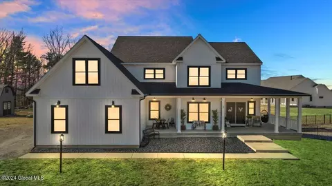 8 Fox Hen Dr, Averill Park, NY 12018