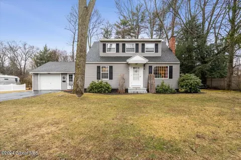 135 Willow Ln, Glenville, NY 12302