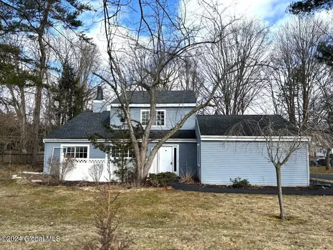 31 Oak Rd, Delmar, NY 12054