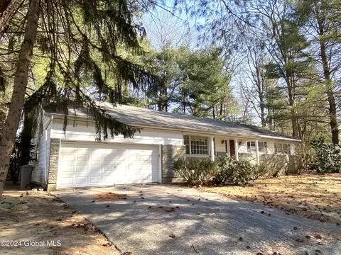 41 Wheeler Dr, Clifton Park, NY 12065