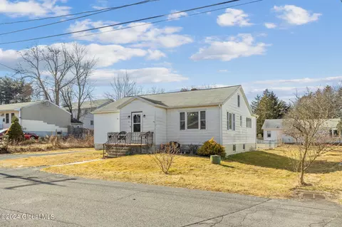 33 Sheldon Ave, Latham, NY 12110