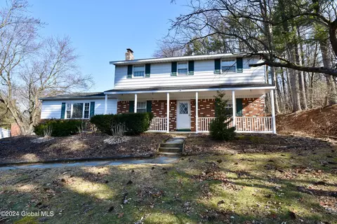 3 Village Pl, Ballston Lake, NY 12019