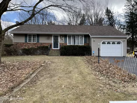 1031 Gates Dr, Rotterdam, NY 12306
