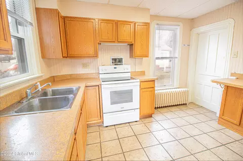 18 Brown St, Schenectady, NY 12304 photo 4