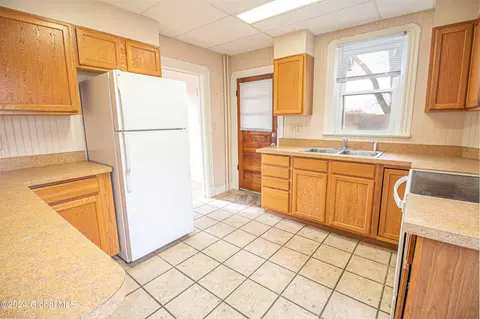 18 Brown St, Schenectady, NY 12304 photo 3