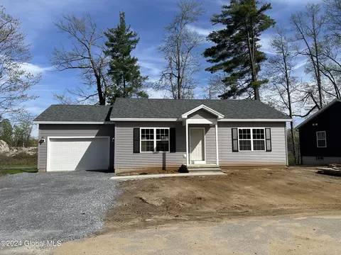 58 Overlook Dr, Glens Falls, NY 12801