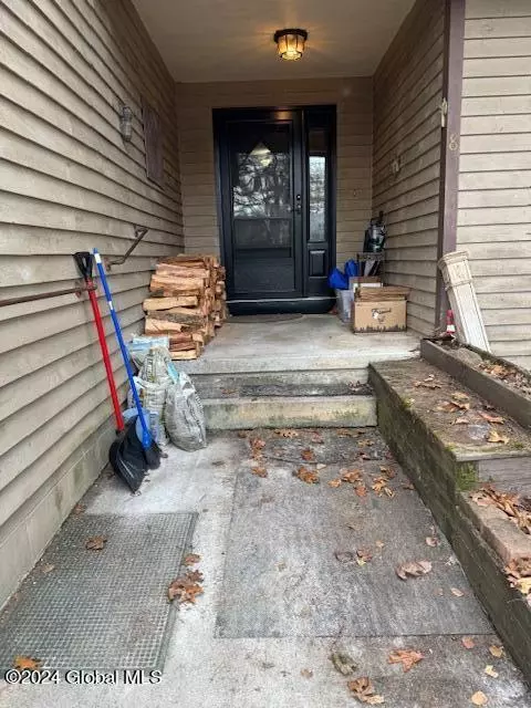 8 Fox Hollow Ln, Queensbury, NY 12804