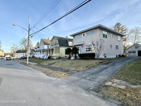 10 Lindsay St, Amsterdam, NY 12010