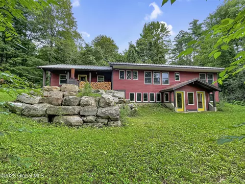 337 Daniels Rd, Saratoga Springs, NY 12866