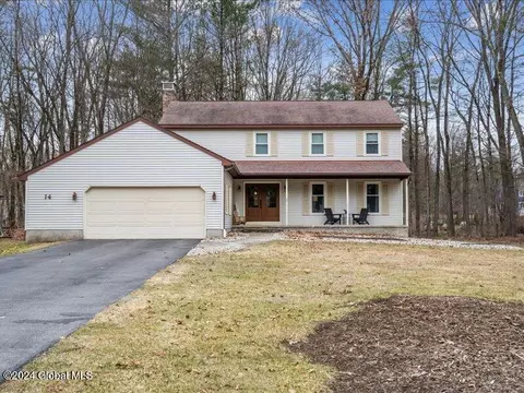 14 Knollwood Dr, Saratoga Springs, NY 12866