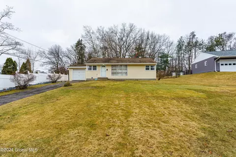 2 Stirrup Dr, Albany, NY 12205