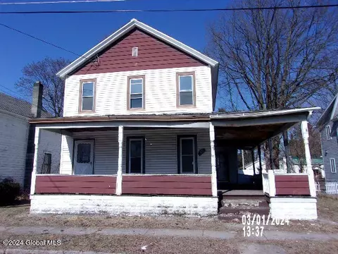 22 Mason St, Glens Falls, NY 12801