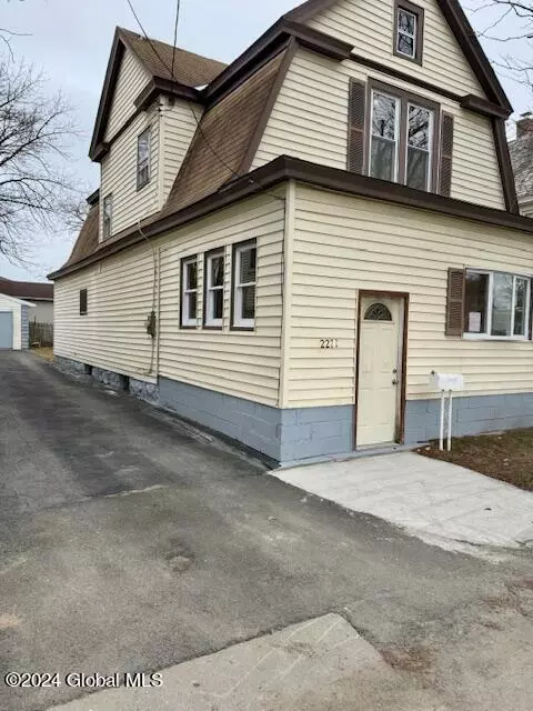 2271 Hamburg St, Schenectady, NY 12303