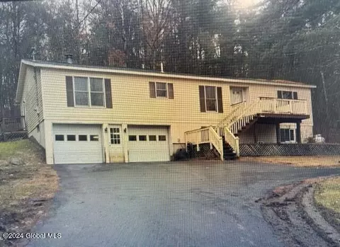 128 Holcomb Rd, Averill Park, NY 12018