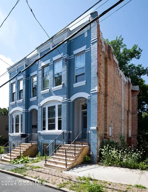 60 1st St, Albany, NY 12210