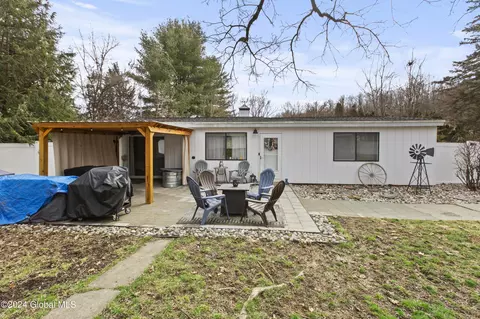 102 Essex St, Troy, NY 12180