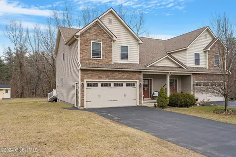 13 Secretariat Ln, Saratoga Springs, NY 12866