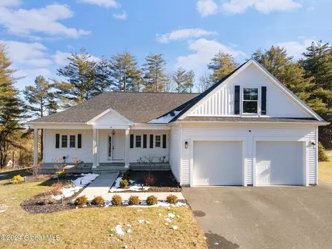 14 Gray Ln, Voorheesville, NY 12186