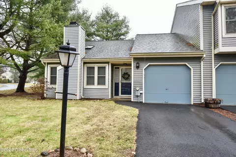 1 Cromwell Dr, Halfmoon, NY 12065