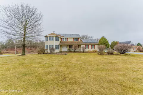 6 Heritage Hills Dr, Wynantskill, NY 12198
