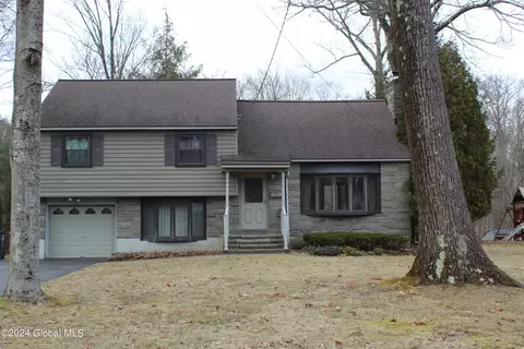 45 Woodside Dr, Glenville, NY 12302