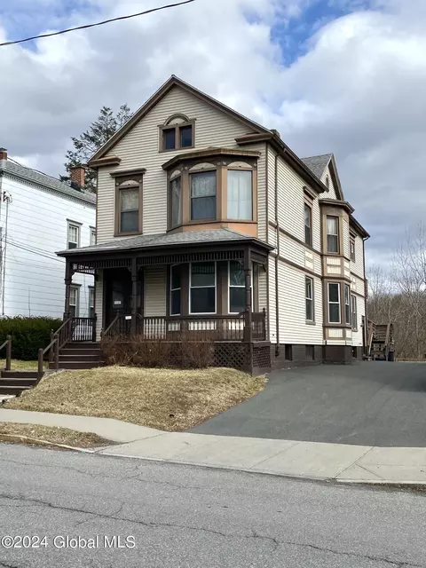 1384 3rd St, Rensselaer, NY 12144