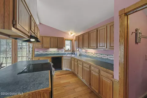 Kitchen - 2001 New Scotland Rd, Slingerlands, NY 12159 photo 5 of 6