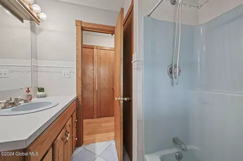 Bath - 2001 New Scotland Rd, Slingerlands, NY 12159 photo 2 of 4