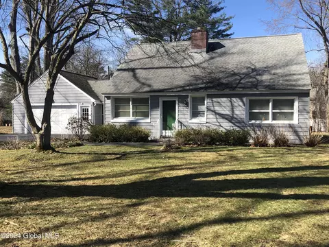 1917 Regent, Niskayuna, NY 12309