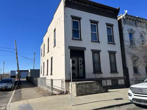 453 1st St, Troy, NY 12180