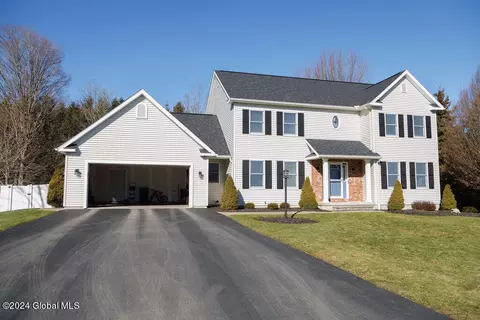 32 Augusta Dr, New Hartford, NY 13413