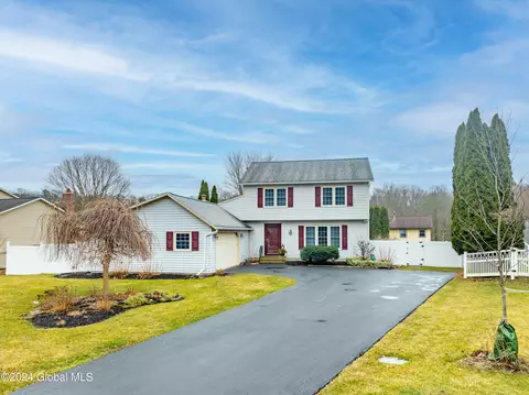 20 Meadow Ln, Albany, NY 12208