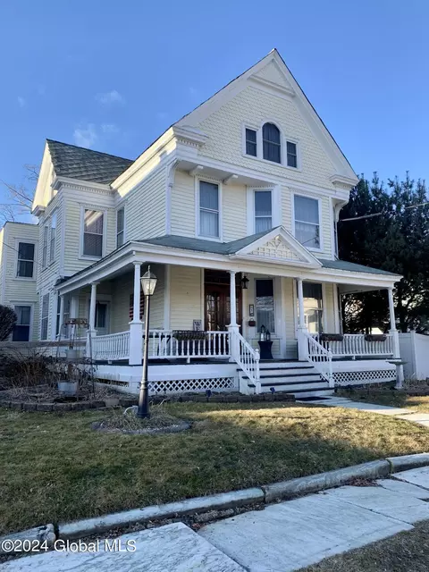 8 Fairview Ave, Waterford, NY 12188