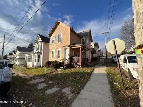27 4th Ave, Gloversville, NY 12078