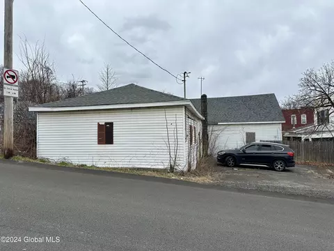 50 Lansing St, Waterford, NY 12047