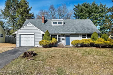 23 Dorwood Dr, Loudonville, NY 12211