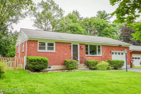 15 Benton Dr, Saratoga Springs, NY 12866