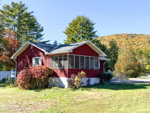 28 Golfview Rd, Hadley, NY 12835