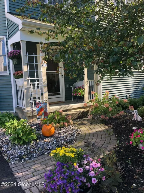 37 Lupine Dr, Malta, NY 12020