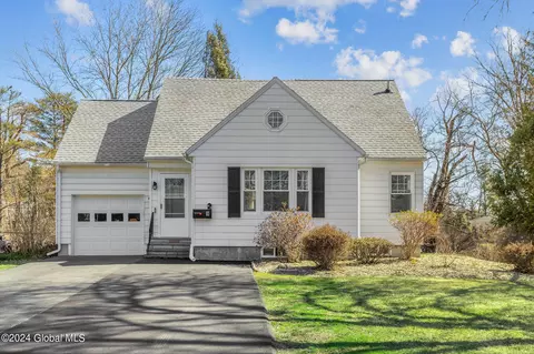 9 Brockley Dr, Delmar, NY 12054