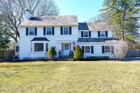 5 Parkway Dr, Slingerlands, NY 12159