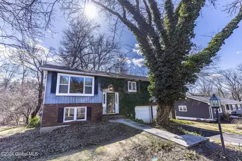 5 Robin Ln, Waterford, NY 12188