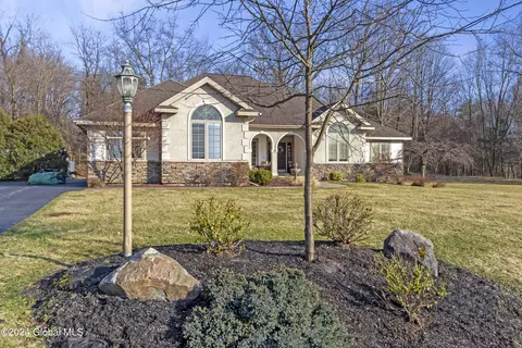 20 Primrose Ln, Castleton On Hudson, NY 12033