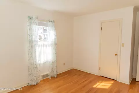 147 Willow Ln, Glenville, NY 12302 photo 9