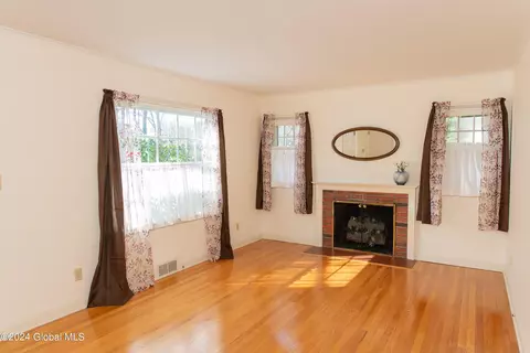 147 Willow Ln, Glenville, NY 12302 photo 4