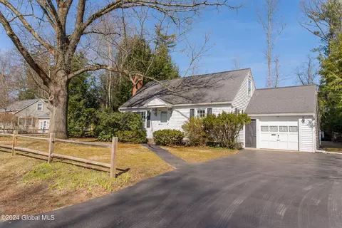 147 Willow Ln, Glenville, NY 12302