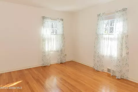 147 Willow Ln, Glenville, NY 12302 photo 10
