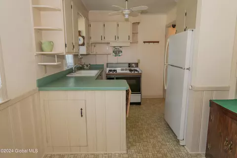 147 Willow Ln, Glenville, NY 12302 photo 7