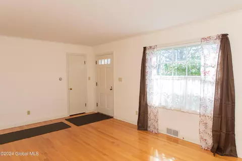 147 Willow Ln, Glenville, NY 12302 photo 5